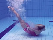 歐洲金髮鬼妹脫下泳裝在水下遊泳